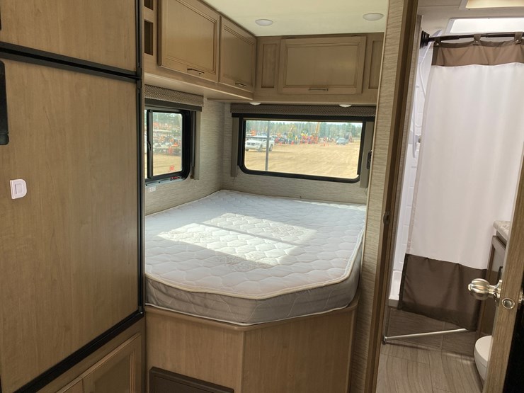 2021-ford-e350-image-48