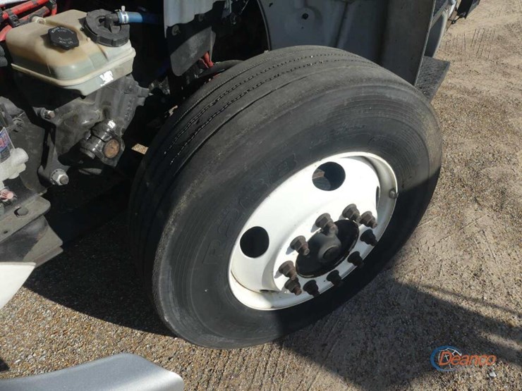 2014-freightliner-m2-106-image-12