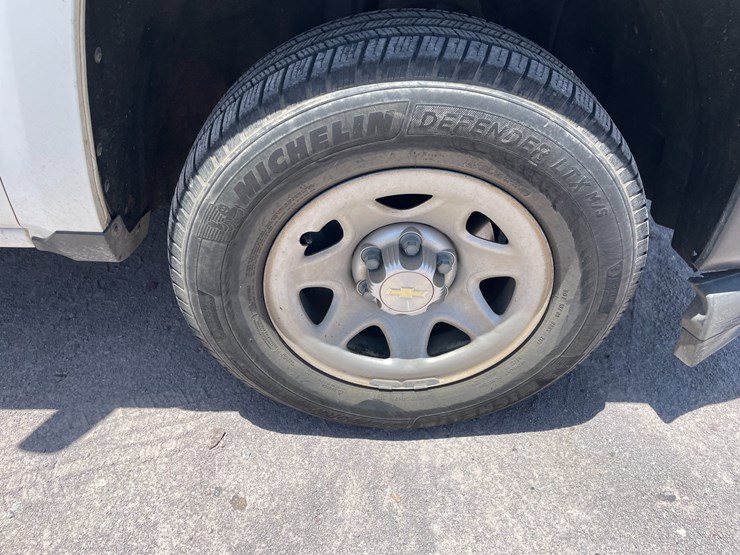 #1864-•-2018-chevy-work-truck-(has-nm-title)-image-13
