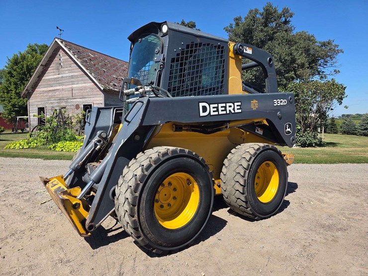 2016-deere-332d-image-2