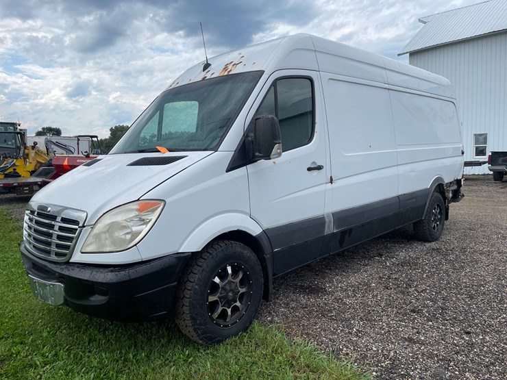 #2841-•-2010-freightliner-van-(has-wi-title)-image-1