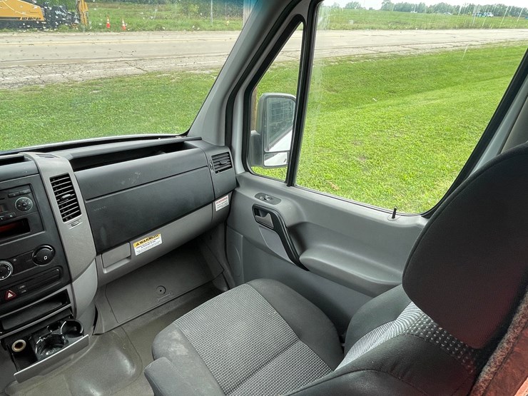 #2841-•-2010-freightliner-van-(has-wi-title)-image-79