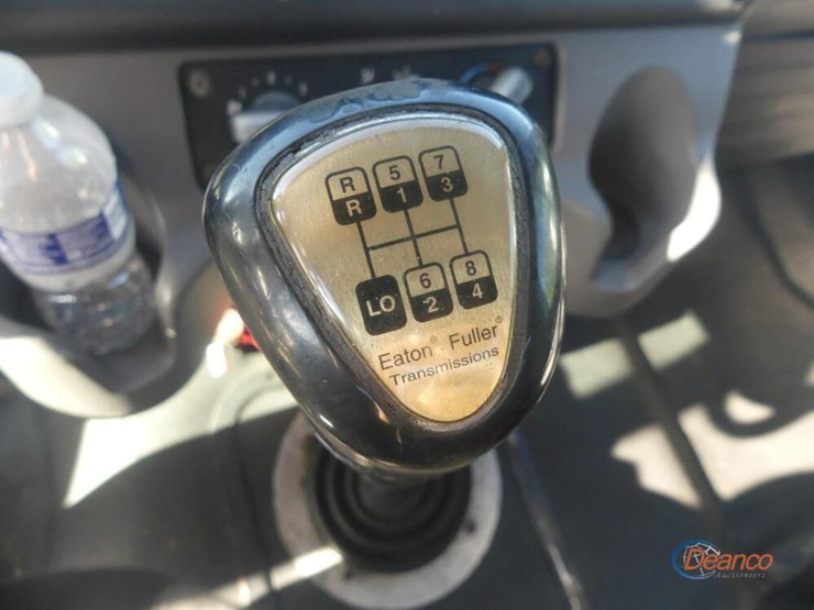 2014-freightliner-m2-106-image-17