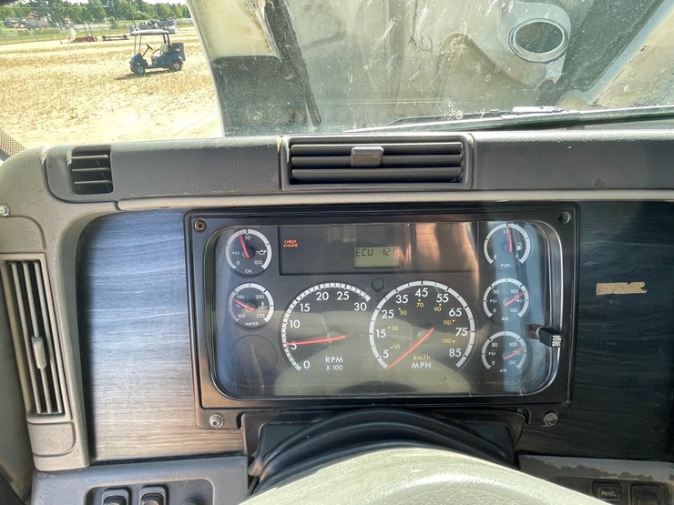 #217-•-2005-freightliner-day-cab-(has-wi-title)-(kronenwetter,-wi)-image-49
