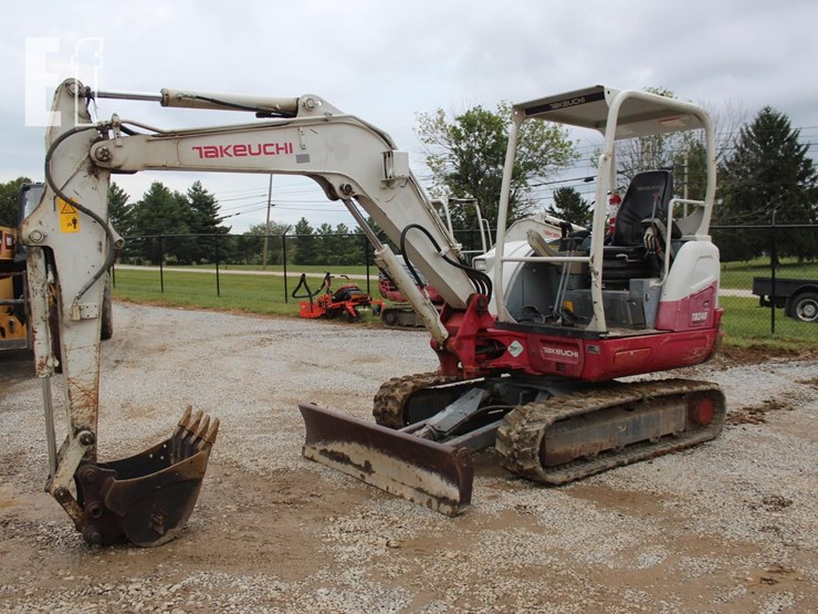 takeuchi-tb240-image-1