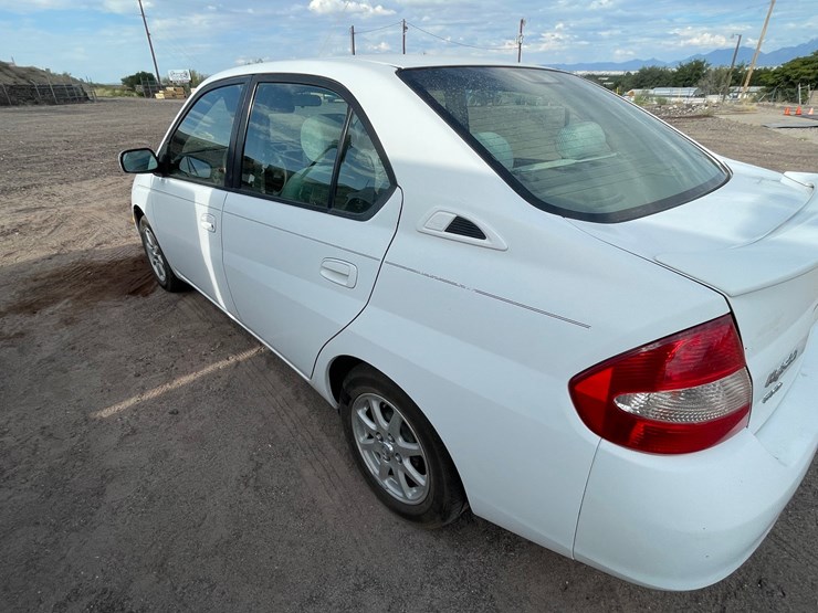 #1853-•-2002-toyota-prius-(title-in-delay)-image-13