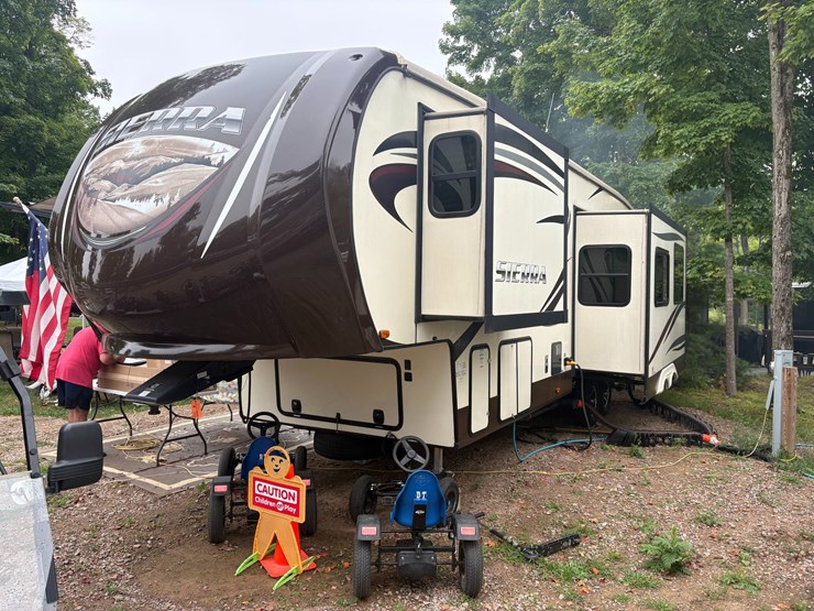 #5997-•-2015-forest-river-sierra-camper-(three-lakes,-wi)-(title-in-delay)-image-1