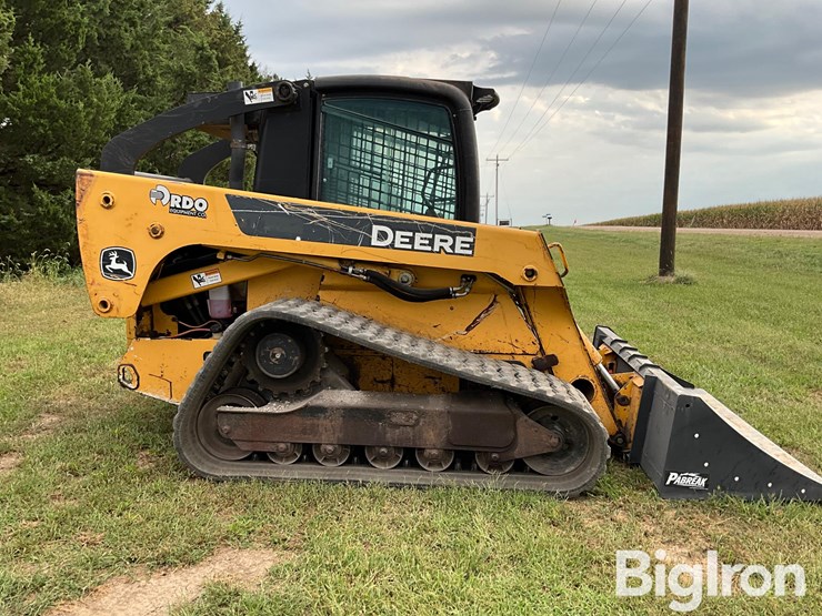 2007-deere-ct332-image-4