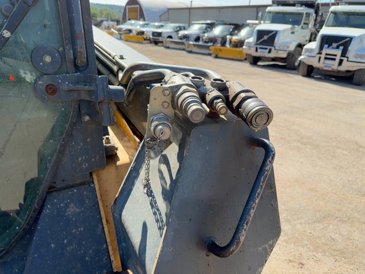 2013-deere-329e-image-10