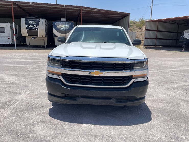 #1864-•-2018-chevy-work-truck-(has-nm-title)-image-2