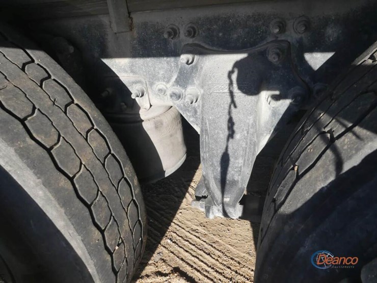 2015-freightliner-m2-106-image-6