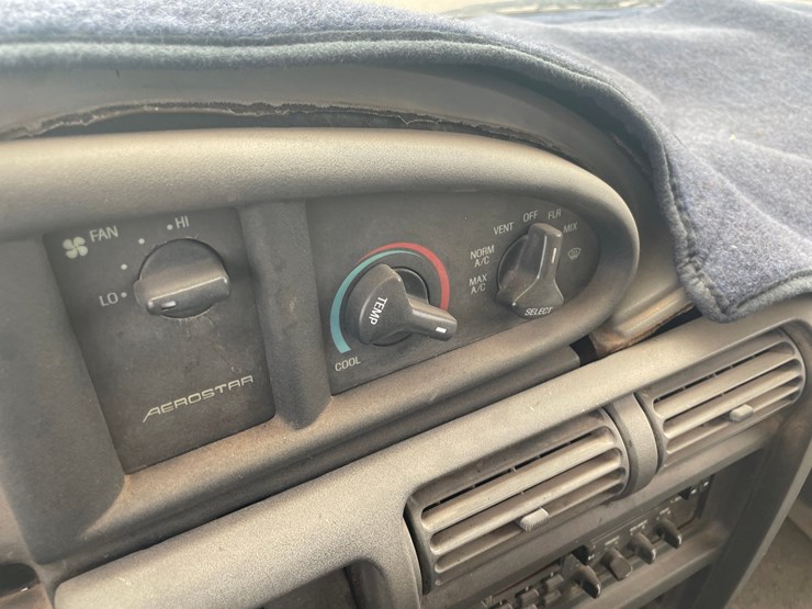 #1882-•-1992-ford-aerostar-xl-passenger-van-(has-nm-title)-(offsite-at-nmsu)-image-29
