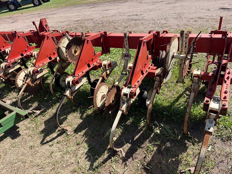 international-133-cultivator-image-4