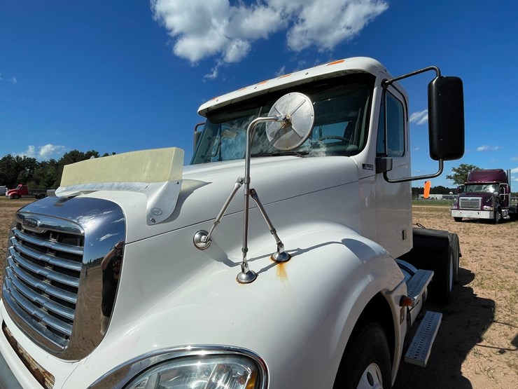 #217-•-2005-freightliner-day-cab-(has-wi-title)-(kronenwetter,-wi)-image-11