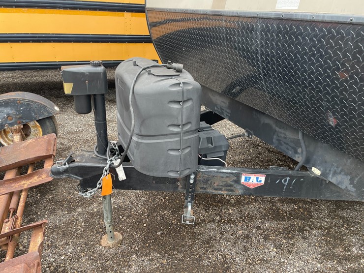 #2956-•-2017-venture-sporttrek-327-camper-(has-wi-title)-image-10
