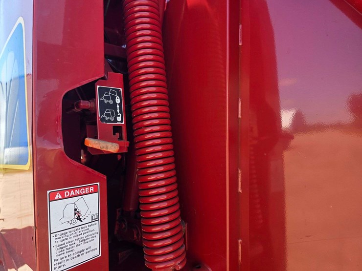 2009-new-holland-br7090-image-23