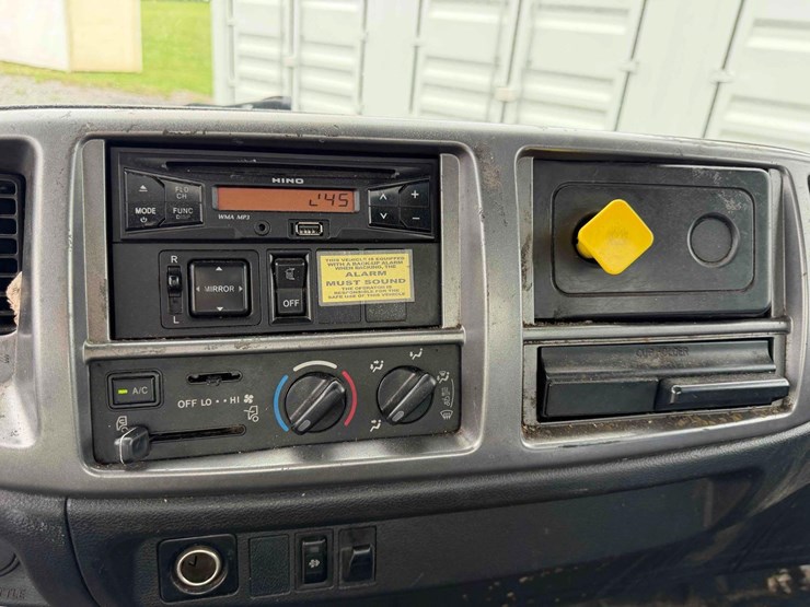 2015-hino-338-image-33