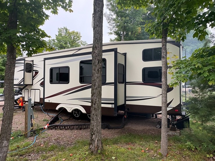 #5997-•-2015-forest-river-sierra-camper-(three-lakes,-wi)-(title-in-delay)-image-5