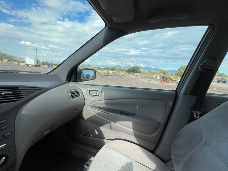 #1853-•-2002-toyota-prius-(title-in-delay)-image-44