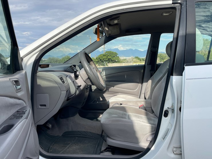 #1853-•-2002-toyota-prius-(title-in-delay)-image-33