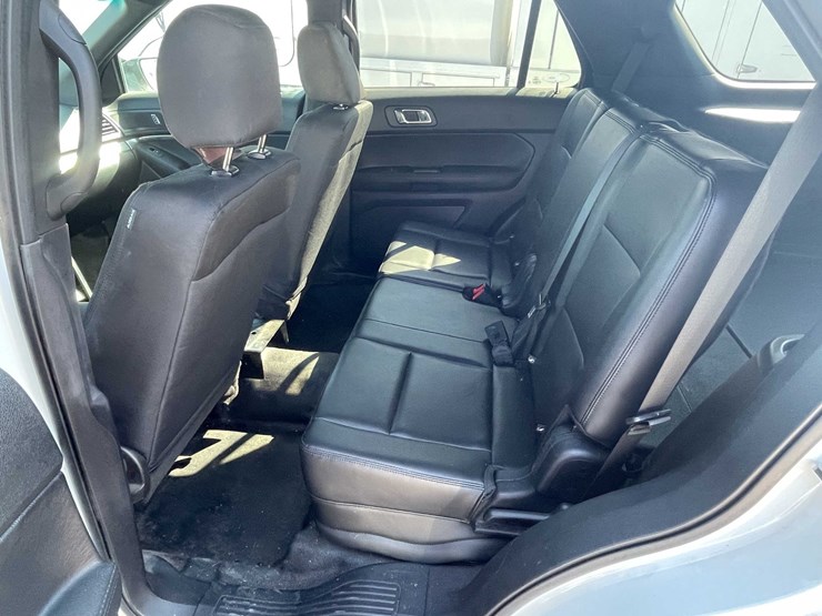 2017-ford-explorer-image-19
