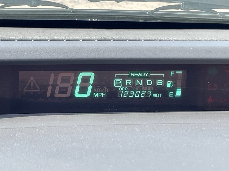 #1853-•-2002-toyota-prius-(title-in-delay)-image-37