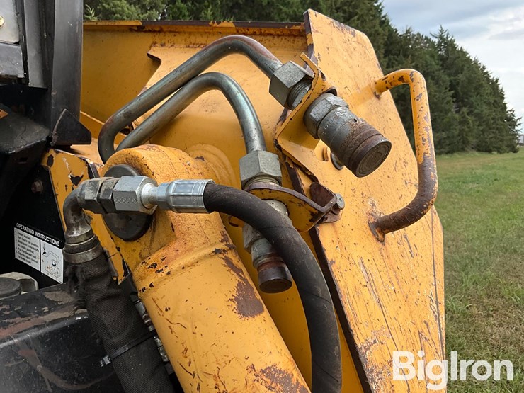 2007-deere-ct332-image-13