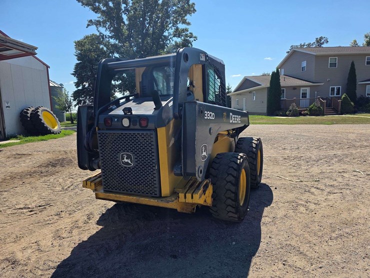 2016-deere-332d-image-10