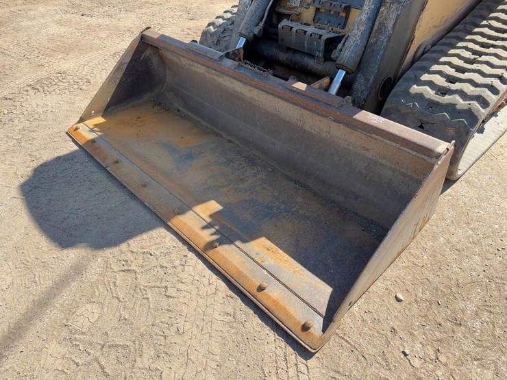 2013-deere-329e-image-9