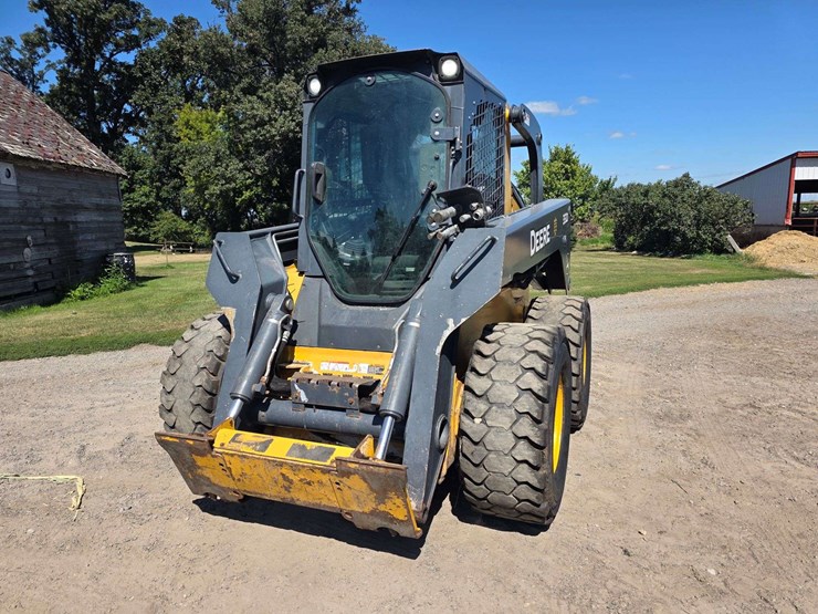 2016-deere-332d-image-4