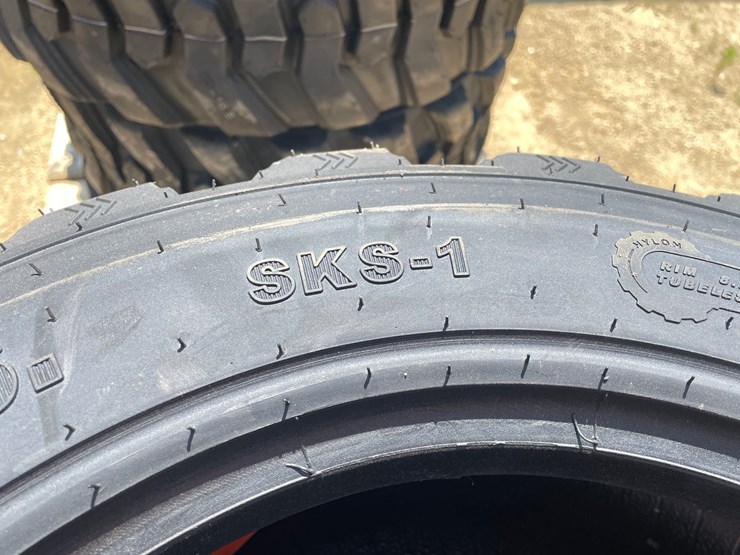 #2209-•-(4)-forerunner-10-16.5-radial-tires-image-6
