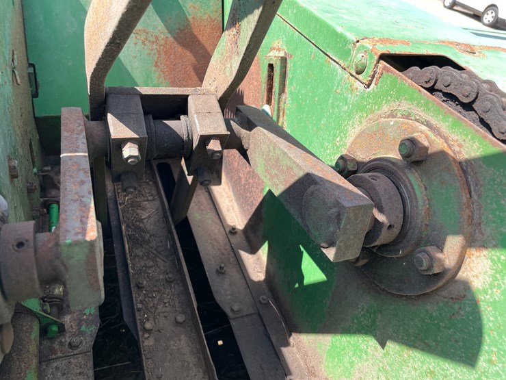 john-deere-336-image-16
