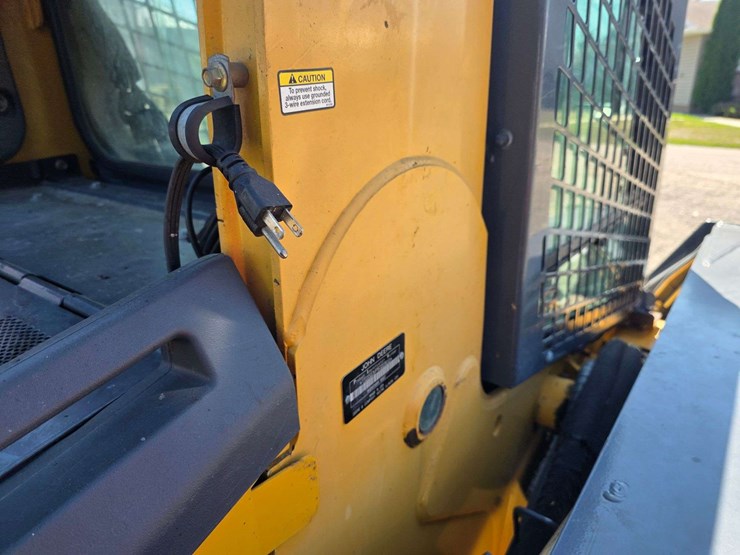 2016-deere-332d-image-28