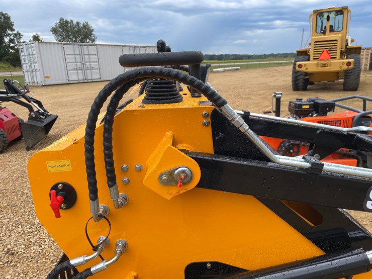 #1261-•-mms-skid-steer-loader-image-16