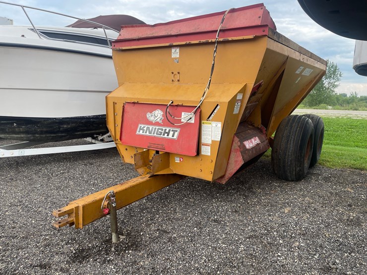 #2376-•-knight-manure-spreader-image-1