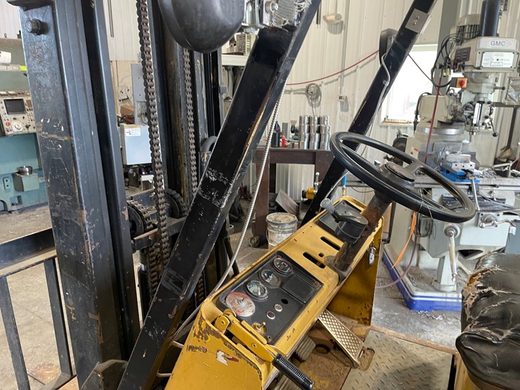 #133-•-cat-pneumatic-forklift-(shawano,-wi)-image-11