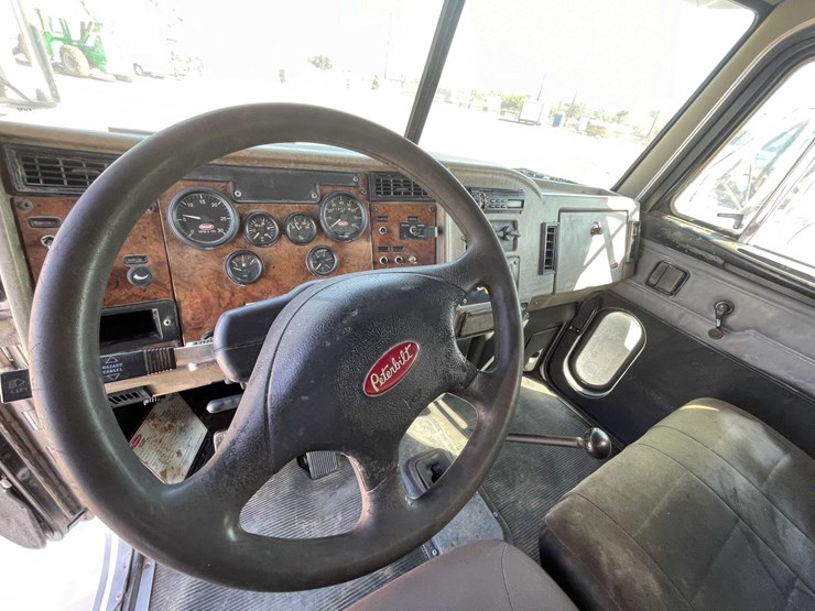 2004-peterbilt-330-image-37