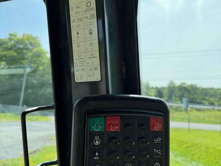2014-deere-655k-image-30