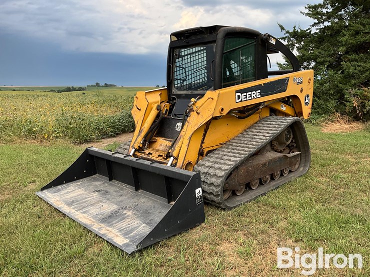 2007-deere-ct332-image-1