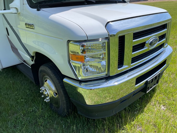 2021-ford-e350-image-11