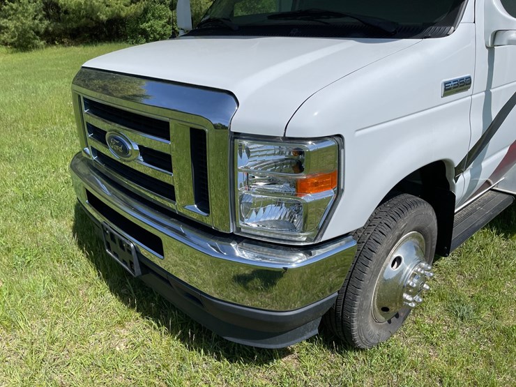 2021-ford-e350-image-12