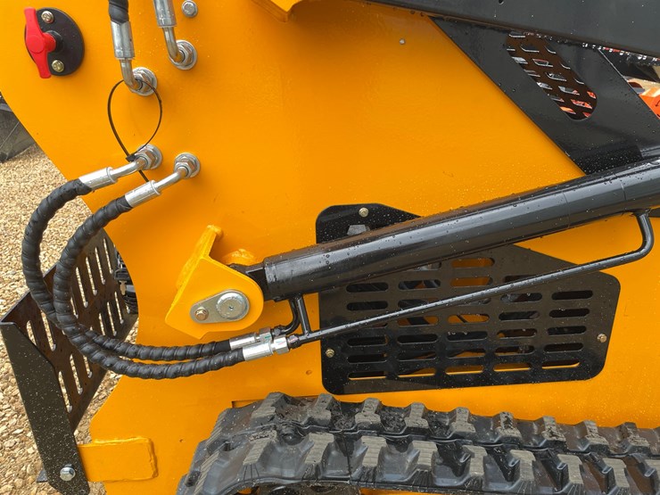 #1261-•-mms-skid-steer-loader-image-17