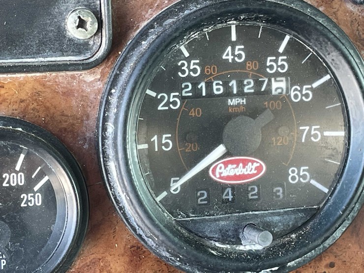2004-peterbilt-330-image-39