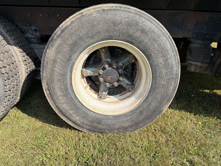 1975-ford-8000-image-22