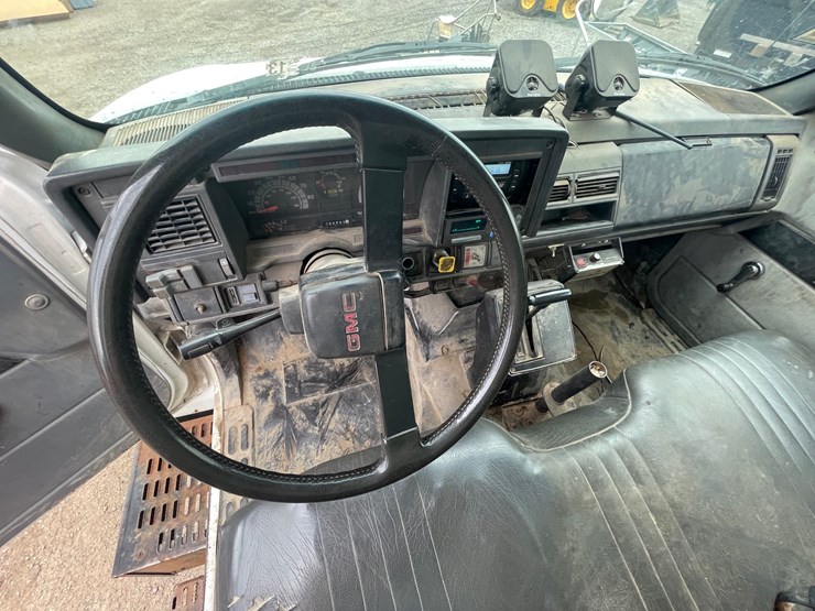 #2375-•-2000-gmc-c6500-utility-truck-(has-wi-title)-image-12