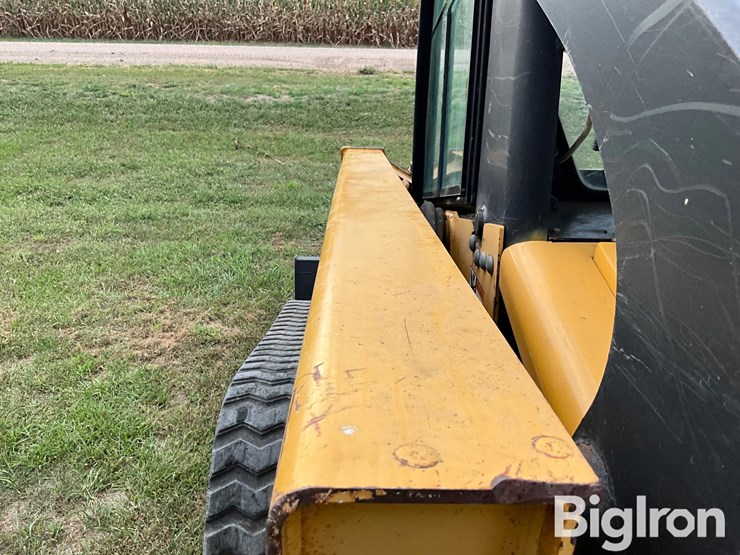 2007-deere-ct332-image-11