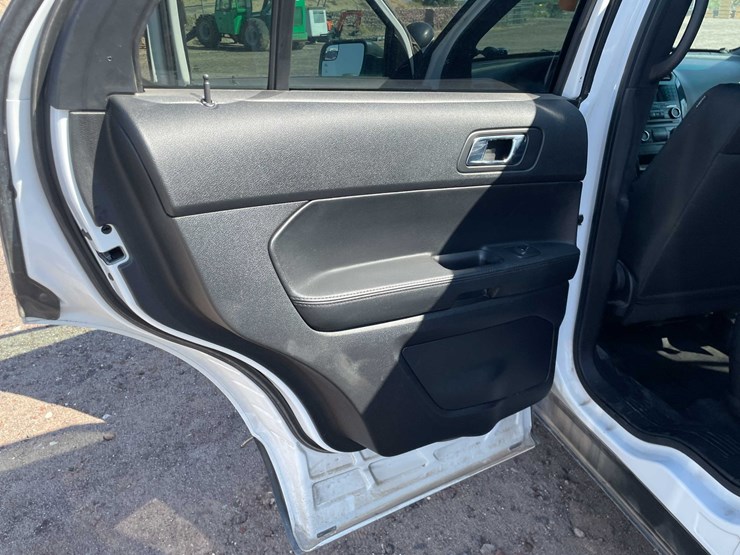 2017-ford-explorer-image-18