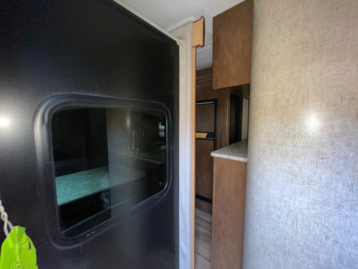 #2956-•-2017-venture-sporttrek-327-camper-(has-wi-title)-image-28
