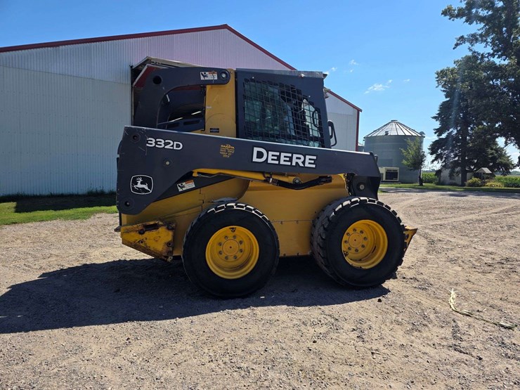 2016-deere-332d-image-8