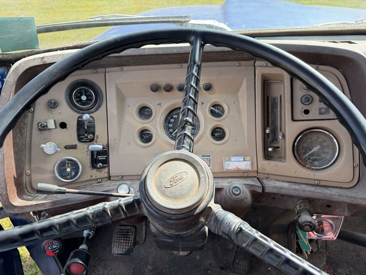 1975-ford-8000-image-37